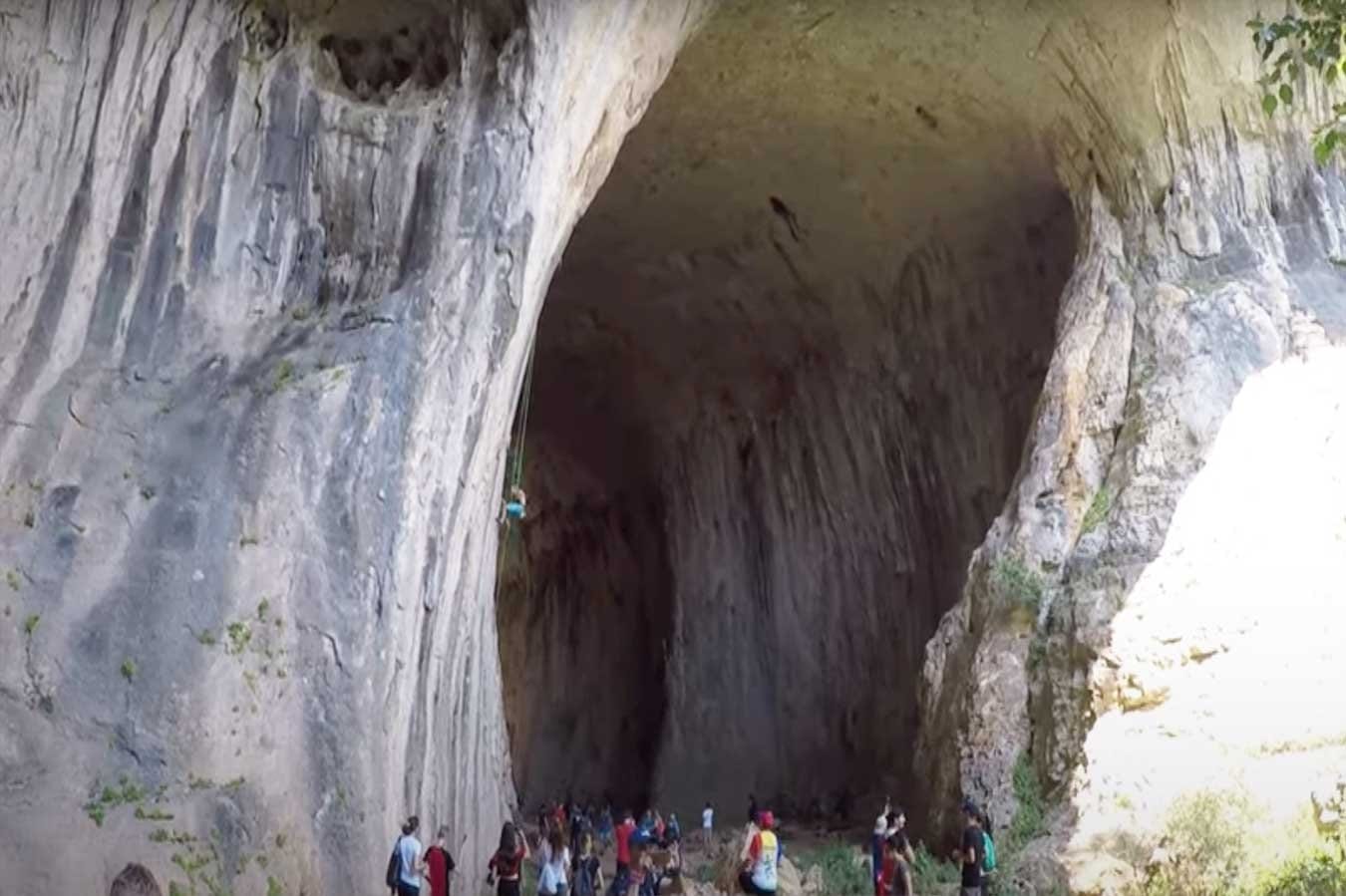 Cueva "Los ojos de dios"